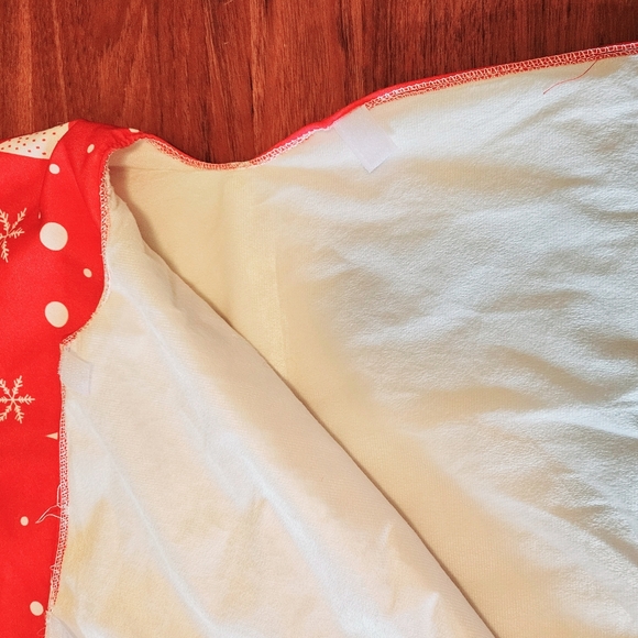 New Large Red & White Tree Skirt - Picture 4 of 5